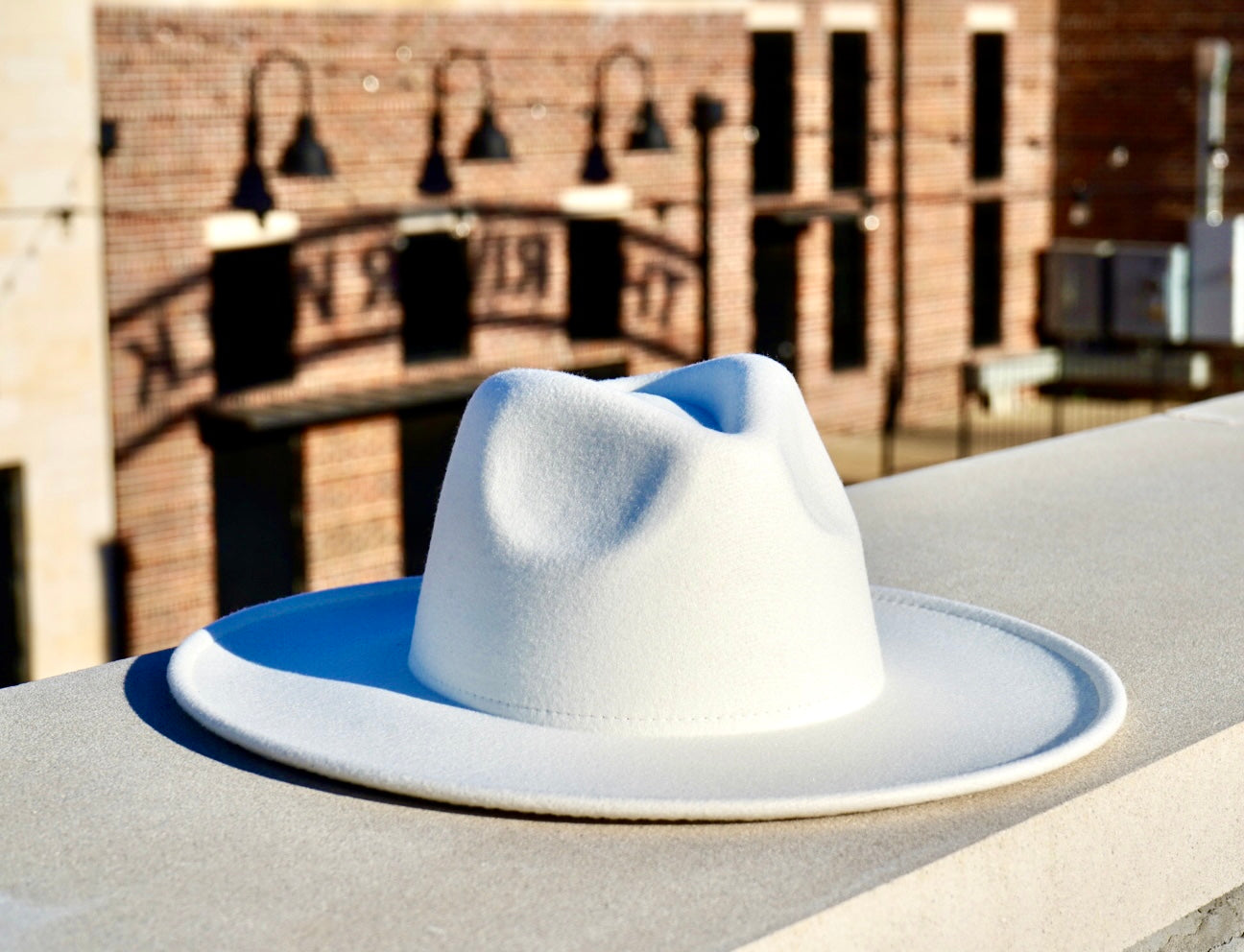 White best sale brim hat